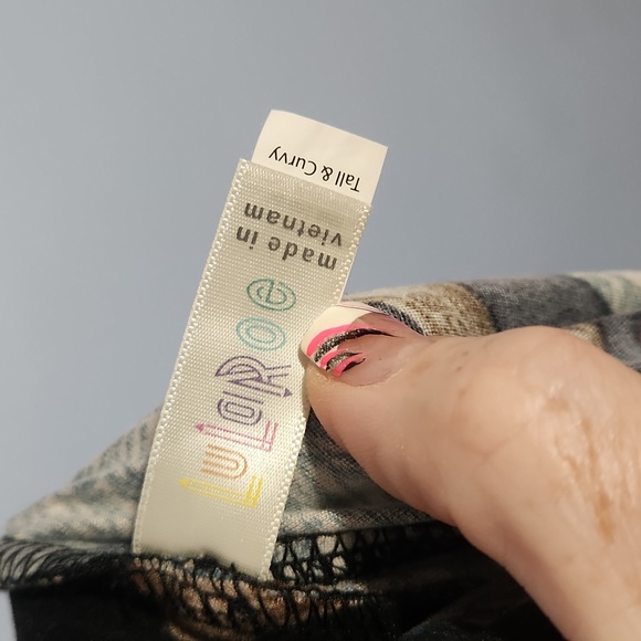 LuLaRoe *Unicorn* Chihuahua leggings, Tall & Curvy - Picture 3 of 3